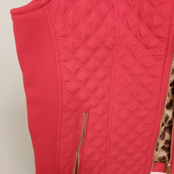 Red vest - Picture 3 of 4